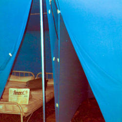 Uebernachtung im grossen Zelt mit Feldbett