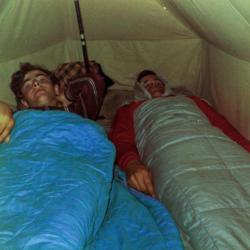 2 Weggefährten in ihrem Zelt